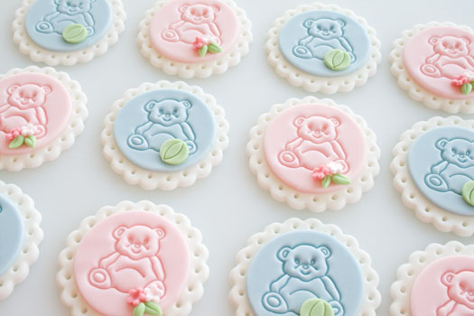 How-to-make-embossed-teddy-bear-cupcake-toppers1 (525x350, 59Kb)