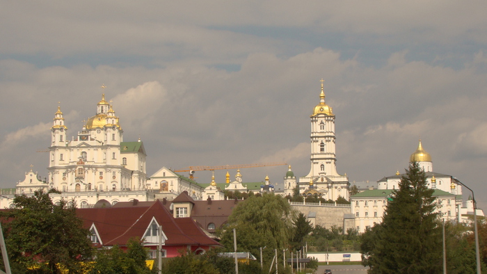 1325797692_20110901_StDormisionLavraPochajiv_StAssumption_cathedral_on_General_view_from_South_Paul_V_LashkevichDSC01296 (700x394, 147Kb)