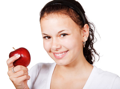 girl-with-red-apple-112979690098uy (400x296, 41Kb)
