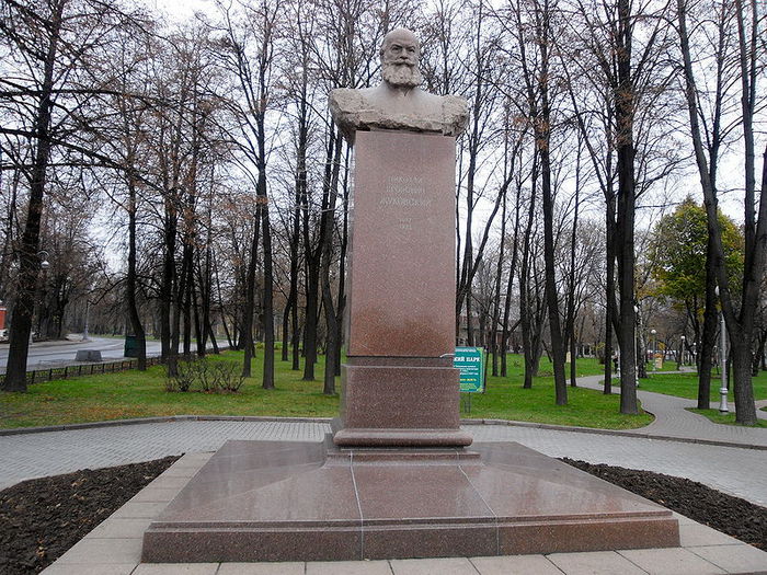 800px-Zhukovskiy_monument (700x525, 141Kb)