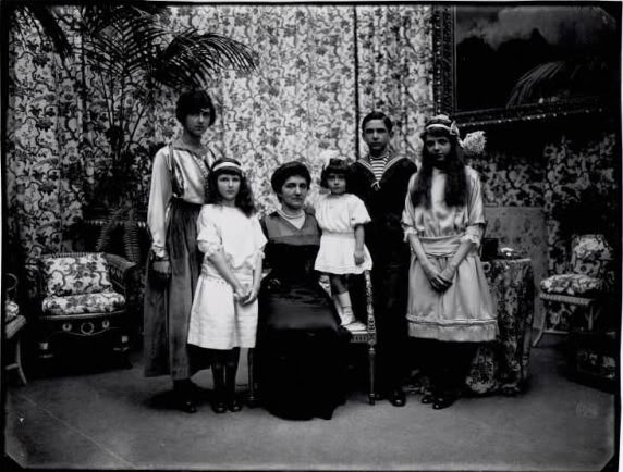 Queen Elena and her five children (572x434, 61Kb)