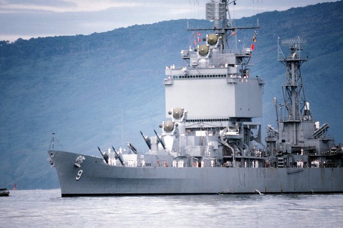 1325127155_USS_Long_Beach_CGN-9_entering_Subic_Bay (700x466, 65Kb)