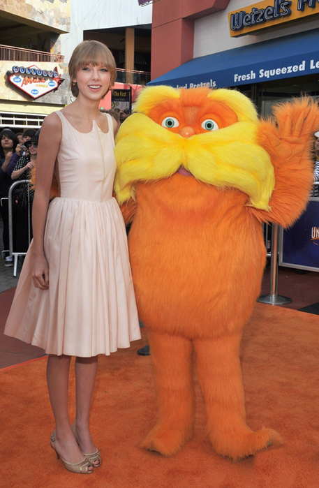 taylor-swift-zac-efron-lorax-premiere-10 (457x700, 284Kb)