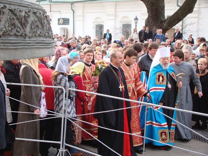 1330033229_Zvon_Kolokola_Vseh_Svyatuyh_ot_Boga_ozhivlyaet_dushuMytropolit_VolodymyrKyiv_Lavra_Pecherskaya20100405Foto_Paul_Lashkevich_DSC07668___2956205nvo (700x525, 333Kb)