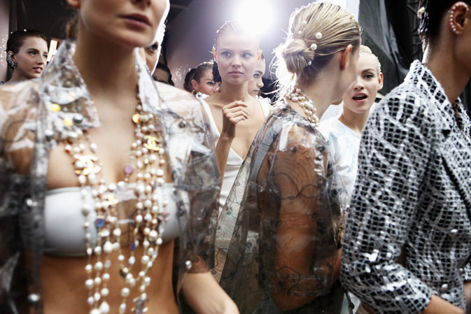 chanel-spring-summer-2012-ready-to-wear-backstage-08 (673x449, 80Kb)