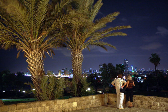 Чат тель авив общение. Ночной Тель Авив набережная. Ночная набережная Тель Авива. Сад праведников Тель Авив.