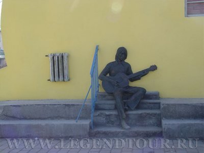 Памятник человек с гитарой на скамейке