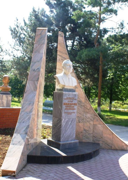 MakarovAlexandrMaxim_bust_Tsimlyansk6 (497x700, 391Kb)