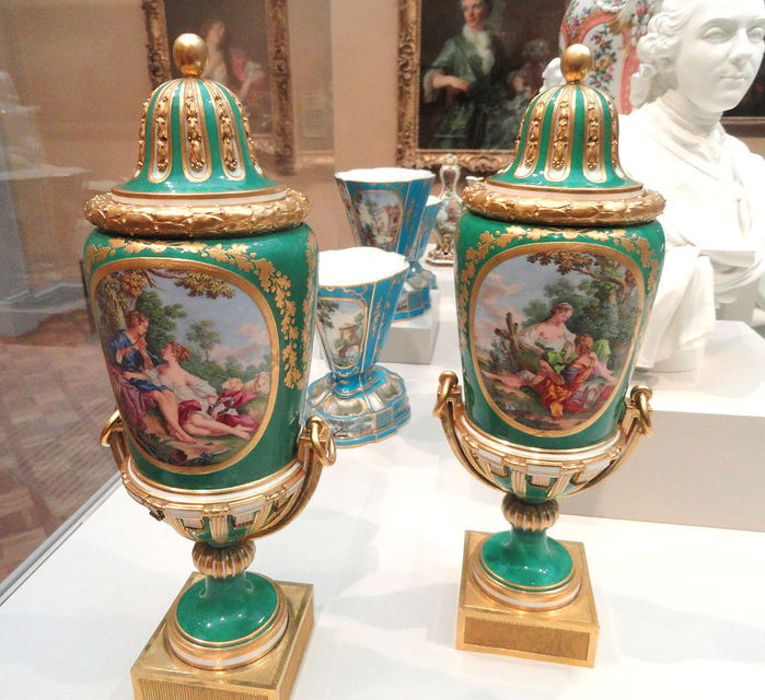 Pair_of_Vases,_1769,_S?vres_Porcelain_Manufactory,_painted_by_Charles-Nicolas_Dodin_-_Art_Institute_of_Chicago_-_DSC09432 (700x640, 94Kb)