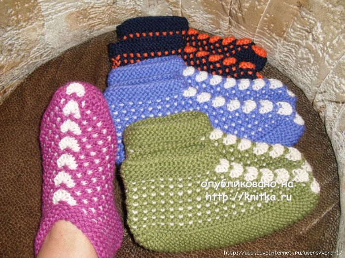 Тапочки-сапожки спицами для девочки от Drops Design: описание вязания размеров от 20 до 37