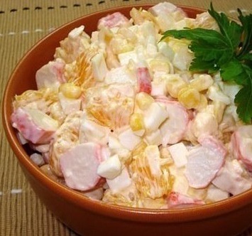 salat-iz-krabovyx-palochek-s-kukuruzoj-i-apelsinom (355x332, 48Kb)