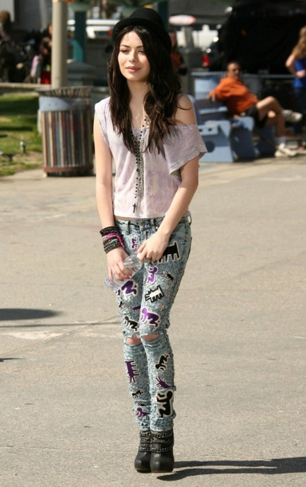 miranda-cosgrove-printed-man-dog-jeans-644x1024 (440x700, 301Kb)