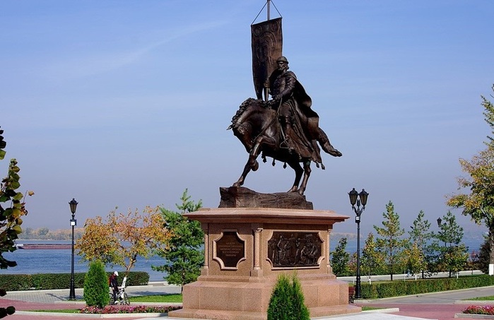 Памятники в городе самара. Памятник Григорию Засекину в Самаре. Памятник Засекину в Самаре на набережной. Памятник князю Григорию Засекину. Памятник князю Засекину в Самаре.