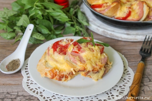 Закусочный пирог по-быстрому с сыром, колбасой и помидорами (4) (500x333, 135Kb)