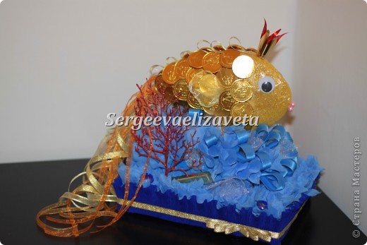 Золотая рыбка из шишки и пластилина