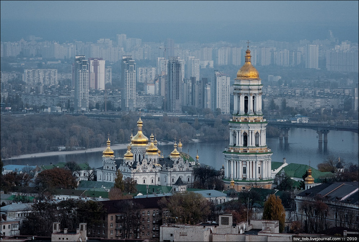 1332504109_KyivPecherskLavra_foto_from_air_84123011_41_nemnogo_foto_naposledok (699x472, 163Kb)