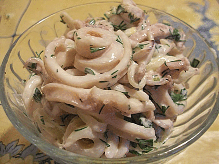 Салат с кальмарами, огурцом и яйцом
