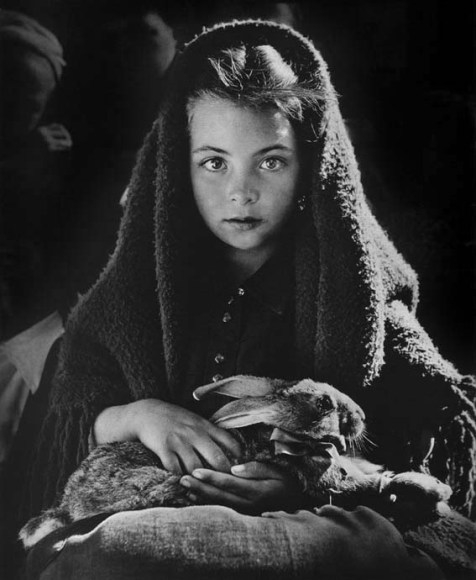 Jean Dieuzaide - Girl with rabbit, Nazaré Portugal 1954 (476x580, 113Kb)