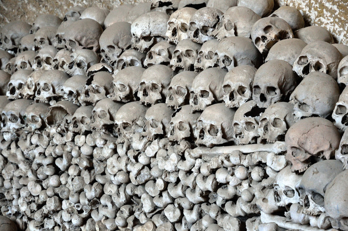 001 - Big Pile of Skulls and Bones, Fontanelle Cemetery, Napoli (700x466, 182Kb)