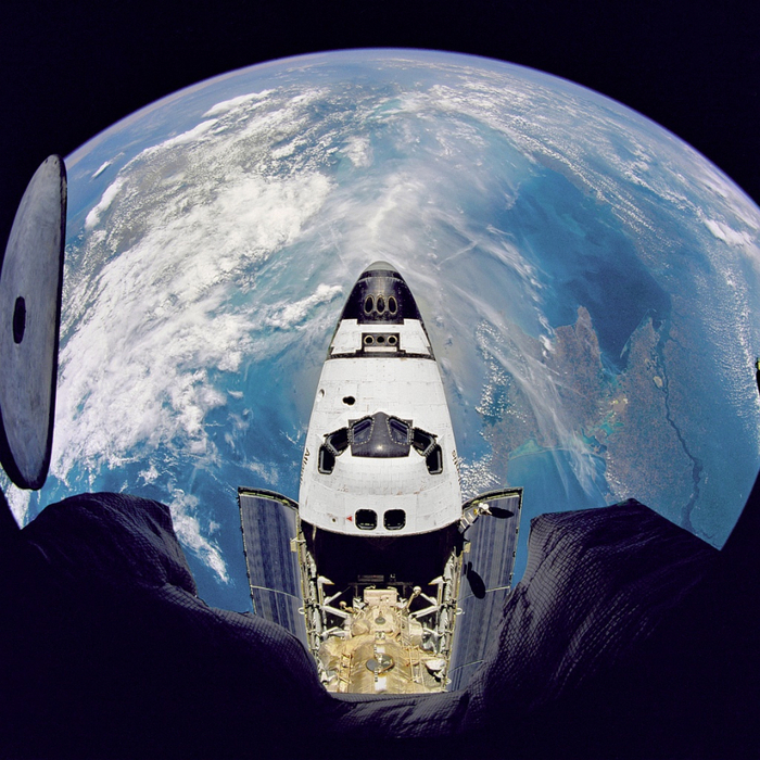 Earth-and-Space-Shuttle-Atlantis (700x700, 596Kb)