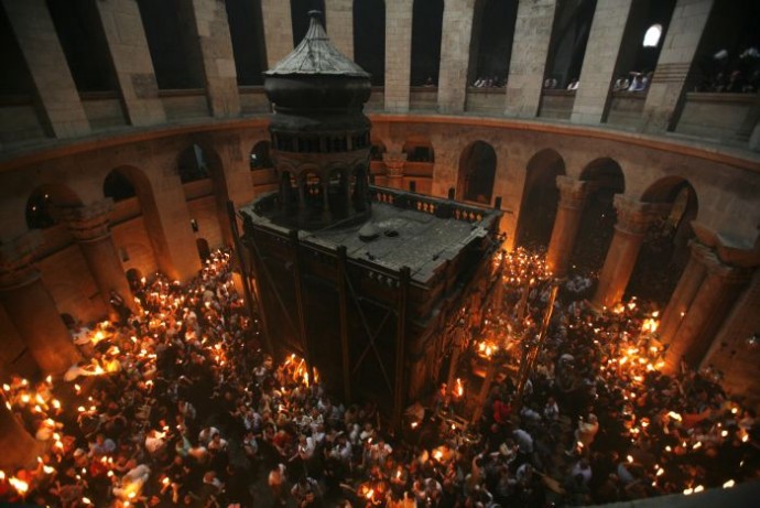 54192-a-general-view-of-the-church-of-holy-sepulchre-during-a-holy (690x461, 81Kb)