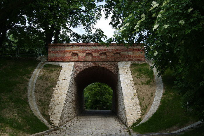800px-I_WW,_Austro-Hungarian_fortifications-Krakow_Fortress,_Devil's_Bridge,_Malczewskiego_street,_Krakow,_Poland_ (700x465, 95Kb)
