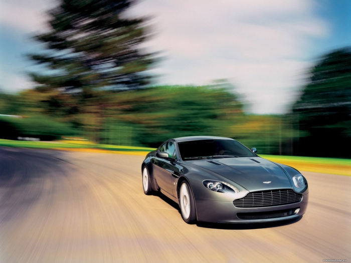 3649429_seroserebristiy_aston_martin_v8_1600 (700x525, 211Kb)