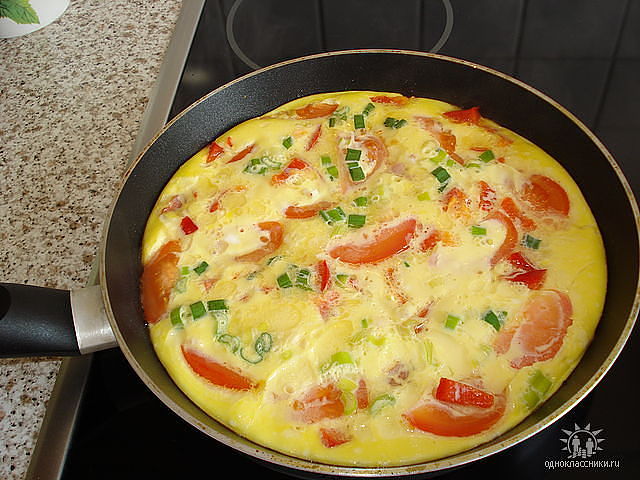 Омлет на сковороде с молоком и помидорами и сыром рецепт с фото