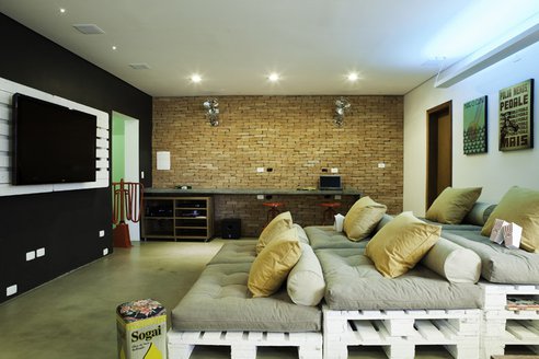 recycled-600-sq-feet-office-brazil-1_jpg (492x328, 72Kb)