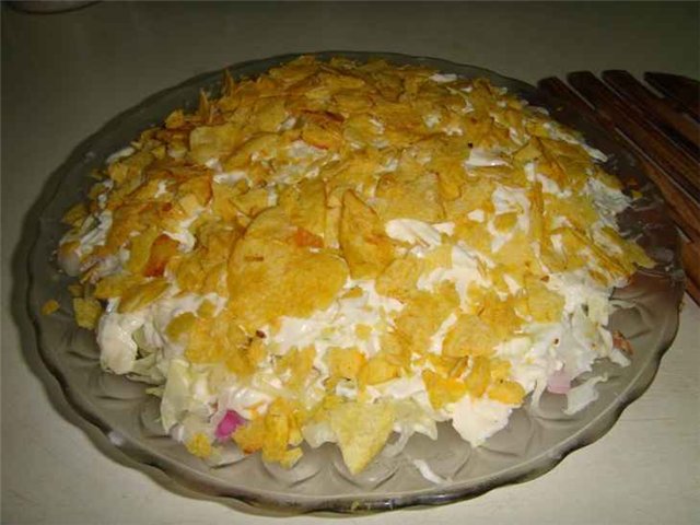 Салат с чипсами и колбасным сыром рецепты