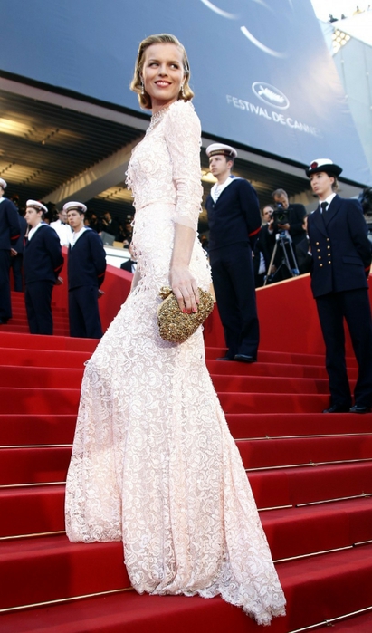 274730-czech-model-herzigova-arrives-on-the-red-carpet-for-the-screening-of-t (411x700, 213Kb)