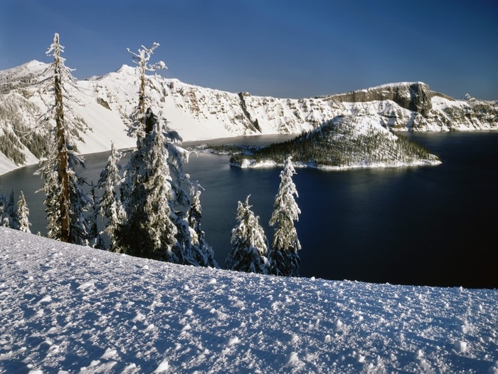 wizard-island-and-crater-lake-in-winter-crater-lake-national-park-oregon-1024x768 (700x525, 172Kb)