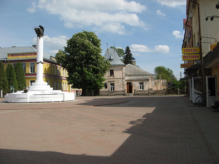 800px-Horodok_(Lviv)-1 (700x525, 69Kb)