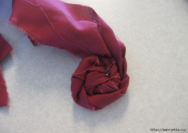 Como-fazer-rosas-com-tecido-desfiado-58 (630x444, 127Kb)