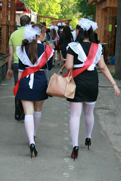 Фото выпускниц под юбкой