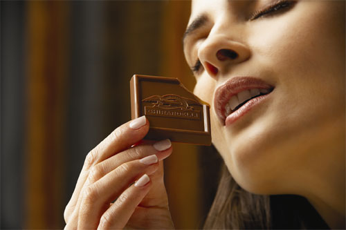 women-chocolate (500x333, 25Kb)