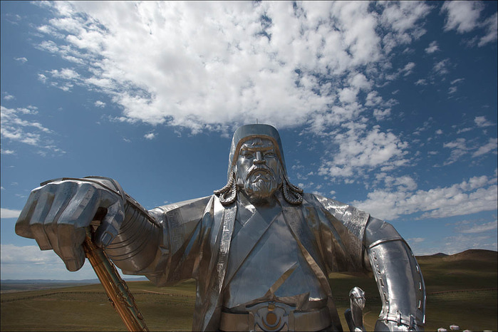 Памятник чингисхану в монголии фото