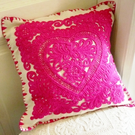 hand-embroidered-on-vintage-linen-heart-cushion-.-[5]-211-p (538x538, 202Kb)