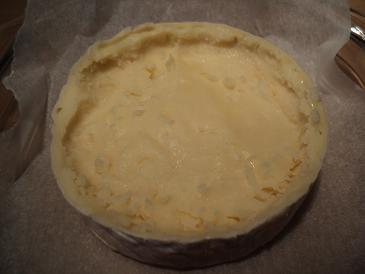 Сыр, запеченный с медом и орехами