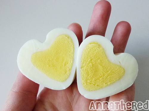 два чудных сердечка из яйца на завтрак/1341817605_egg1 (500x372, 115Kb)