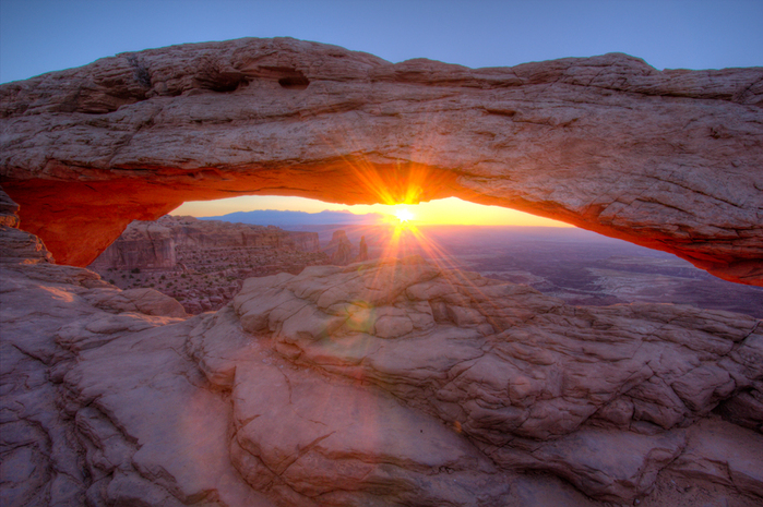 1339632627-548445-mesa_arch_sunrise_by_stevendavisphoto-d31pz92 (700x465, 381Kb)