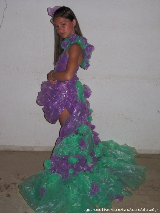 Платье из мусорных пакетов — оригинальное решение для карнавала