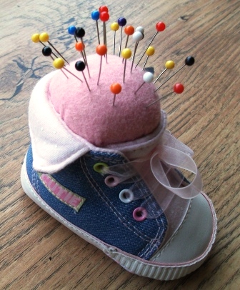 how to make a pincushion from baby shoe (336x406, 110Kb)
