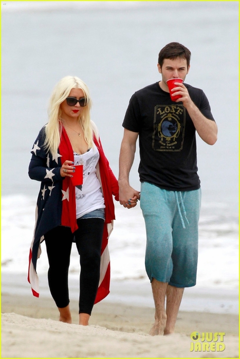 christina-aguilera-matthew-rutler-4th-of-july-with-max-03 (467x700, 201Kb)