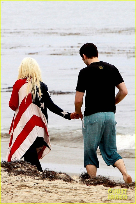 christina-aguilera-matthew-rutler-4th-of-july-with-max-05 (467x700, 254Kb)