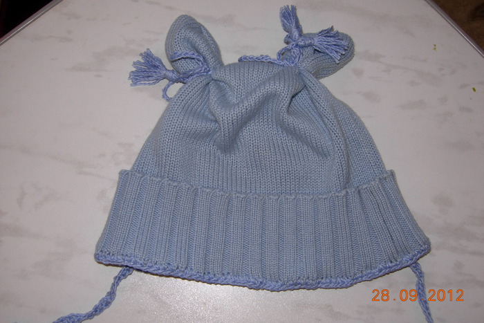 Стильная шапка из старого вязаного свитера