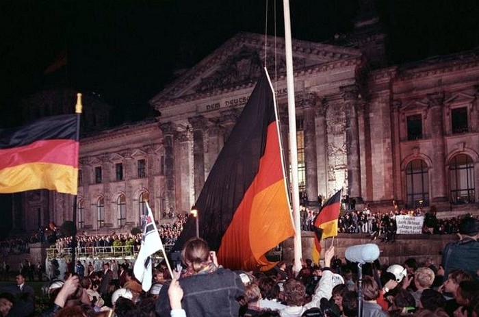 Bundesarchiv_Bild_183-1990-1003-400,_Berlin,_deutsche_Vereinigung,_vor_dem_Reichstag (700x463, 93Kb)