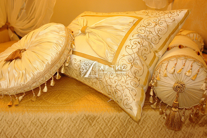 classic-pillows-04-podushki-vypolnenye-v-odnom-stile-so-shtorami-s-kistochkami-i-ornamentom-na-zakaz-artis-novosibirsk (700x466, 203Kb)