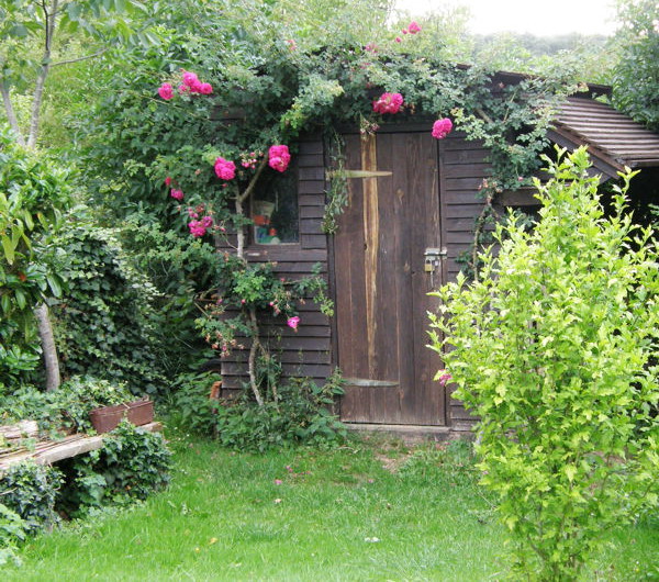 roses-in-garden-entrance3 (600x530, 165Kb)