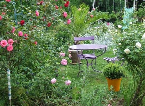 roses-in-garden-relax-nooks3 (600x440, 119Kb)